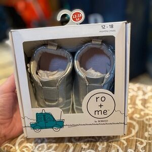 New in box Robeez baby size Large 12-18 months